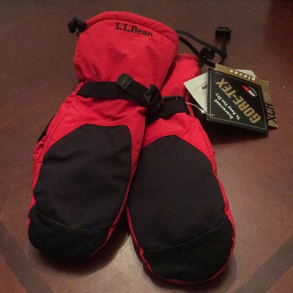 L.L.Bean L gortex winter mittens in garnet NWT